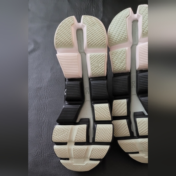 On Running Sneaker Cloudflyers women size 7.5 - Picture 12 of 12